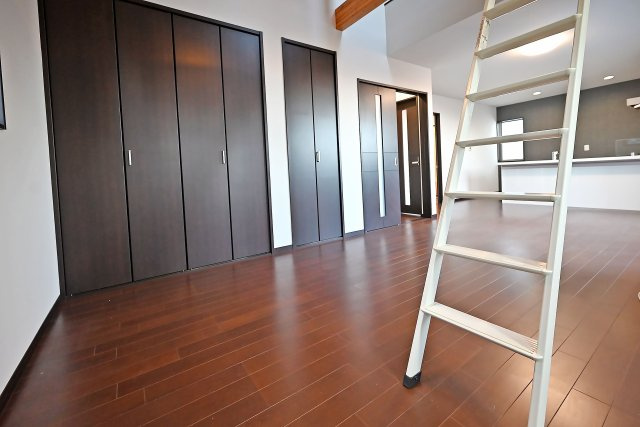 西宮市苦楽園四番町中古戸建│4LDK+並列駐車2台可（堀込車庫）の居間・リビング|自然光がたっぷり差し込む明るく開放的なリビング空間。
ダイニングとリビングをしっかり分けて使える使い勝手の良さも◎