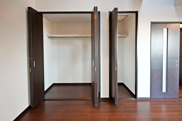 西宮市苦楽園四番町中古戸建│4LDK+並列駐車2台可（堀込車庫）の居間・リビング|大容量の収納スペースを確保。
日用品やストック品などもすっきりと収まり、生活感を抑えた空間を保てます。