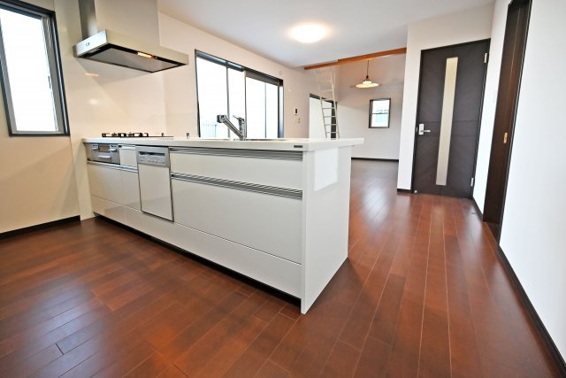 西宮市苦楽園四番町中古戸建│4LDK+並列駐車2台可（堀込車庫）のキッチン|作業スペースがしっかり確保し、調理・配膳・片づけまでの動線がスムーズ◎