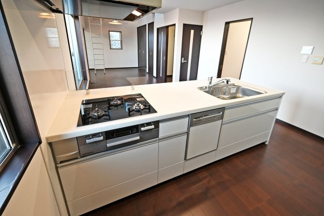 西宮市苦楽園四番町中古戸建│4LDK+並列駐車2台可（堀込車庫）のキッチン|家族との会話が自然と生まれる対面式でお料理をしながらリビング全体を見渡せる安心設計◎