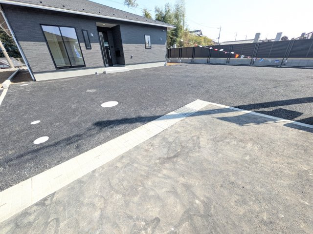 つくば市若森　第1の駐車場|駐車5台以上可能で、出し入れしやすいゆとりのカースペース。
月々の駐車場代が不要な点も大きな魅力です。