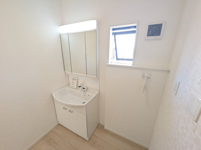 つくば市若森　第1の独立洗面台|三面鏡の洗面化粧台はミラー扉の内側がすべて収納スペースになっており、収納力も魅力的です♪
ボックスティッシュも収納可能で、可変トレイは収納物に応じて高さ調整ができます！
取り外して洗えるので清潔です♪