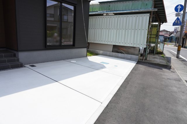 越谷市大字弥十郎 新築分譲住宅の駐車場