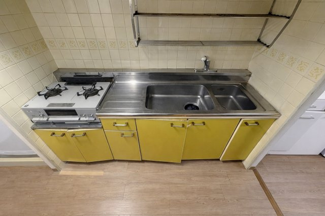 朝日プラザ千里北D棟のキッチン|壁に沿った配置で動線スッキリの壁付キッチン。調理や片付けが効率よく行え、コンパクトながら機能的な設計で暮らしやすさを実感できる空間です