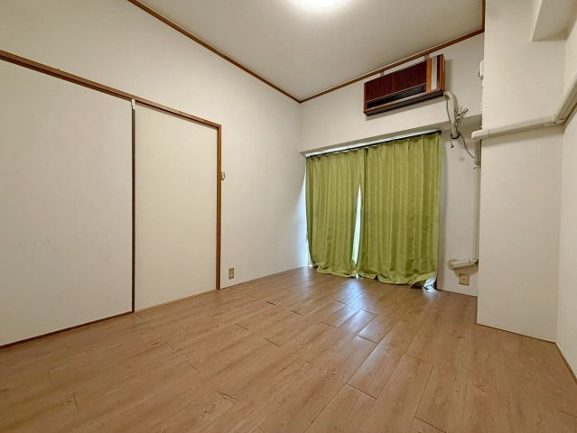 朝日プラザ千里北D棟の洋室|扉を開ければすぐバルコニー。風通しが良く、季節の心地よさを感じられる、爽やかな住まいのプライベート空間