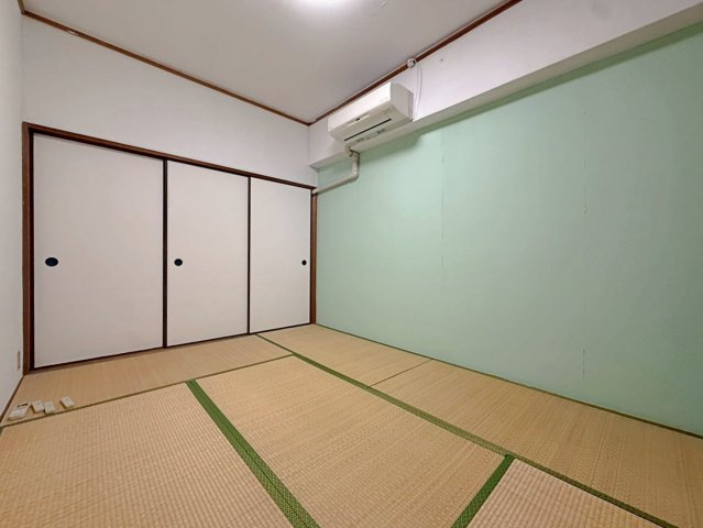 朝日プラザ千里北D棟の和室|シンプルで落ち着いた和室は、収納や押入れも完備。家事や生活動線を邪魔せず、快適に暮らせる居心地の良い空間です。