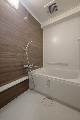 朝日プラザ千里北D棟の浴室|落ち着いた色合いのアクセントクロスが浴室を引き締め、シンプルな中にもデザイン性をプラス。バスタイムが楽しくなる空間設計です。