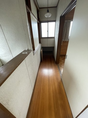 中古戸建・中古住宅　足利市赤松台2丁目　北郷小学校・北中学校の内装|窓付きなので2階の廊下も明るいです！