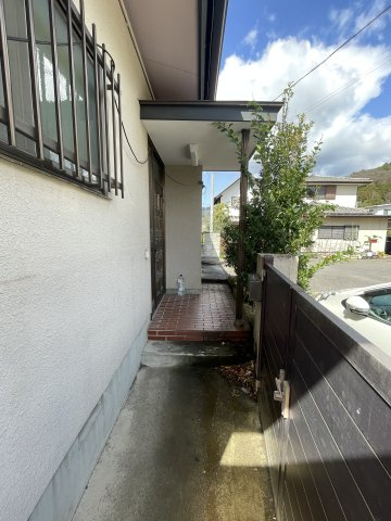 中古戸建・中古住宅　足利市赤松台2丁目　北郷小学校・北中学校の玄関|玄関ポーチには屋根付きです。