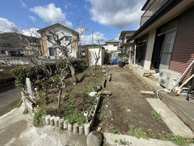 中古戸建・中古住宅　足利市赤松台2丁目　北郷小学校・北中学校の庭|陽当たり良好な南庭付き！