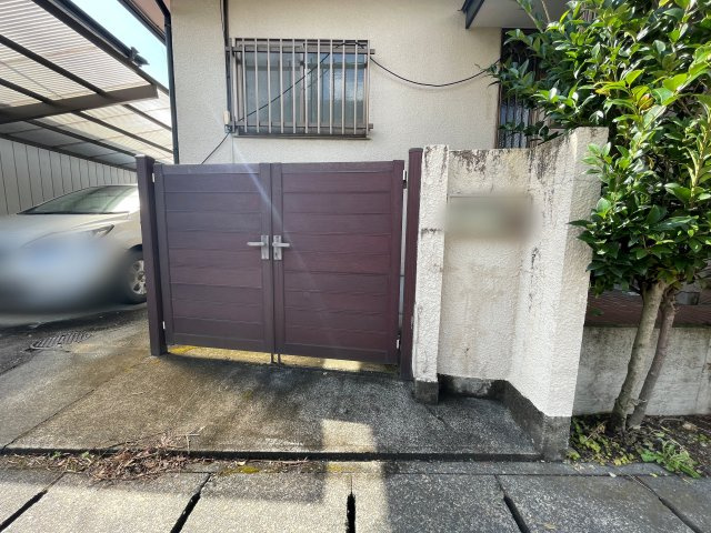 中古戸建・中古住宅　足利市赤松台2丁目　北郷小学校・北中学校の玄関|門扉には郵便ポスト付き！