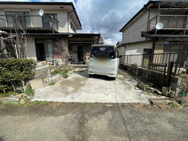 中古戸建・中古住宅　足利市赤松台2丁目　北郷小学校・北中学校の駐車場|南側にも1台駐車スペースがあります。