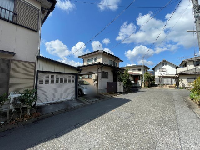 中古戸建・中古住宅　足利市赤松台2丁目　北郷小学校・北中学校の前面道路含む現地写真|閑静な住宅街。北側道路になります。