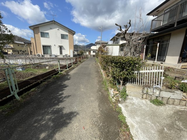 中古戸建・中古住宅　足利市赤松台2丁目　北郷小学校・北中学校の前面道路含む現地写真|南側道路は幅員3ｍ