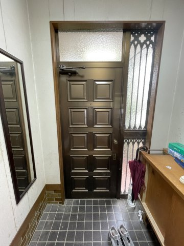 中古戸建・中古住宅　足利市赤松台2丁目　北郷小学校・北中学校の玄関