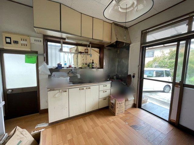 中古戸建・中古住宅　足利市赤松台2丁目　北郷小学校・北中学校のキッチン|勝手口付きのキッチンはゴミ出しにも便利です！