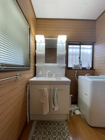 中古戸建・中古住宅　足利市赤松台2丁目　北郷小学校・北中学校の独立洗面台|洗面台の隣には室内洗濯機置き場もあります！