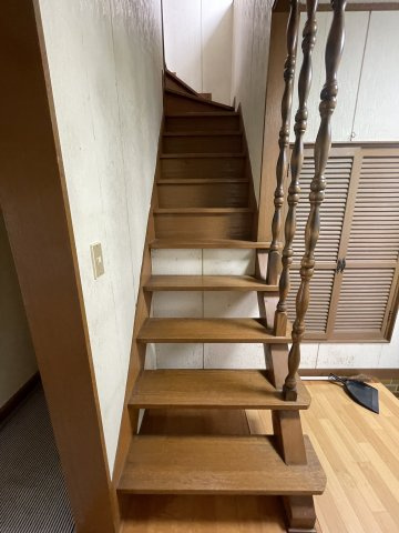 中古戸建・中古住宅　足利市赤松台2丁目　北郷小学校・北中学校の内装|玄関近くに階段があります！