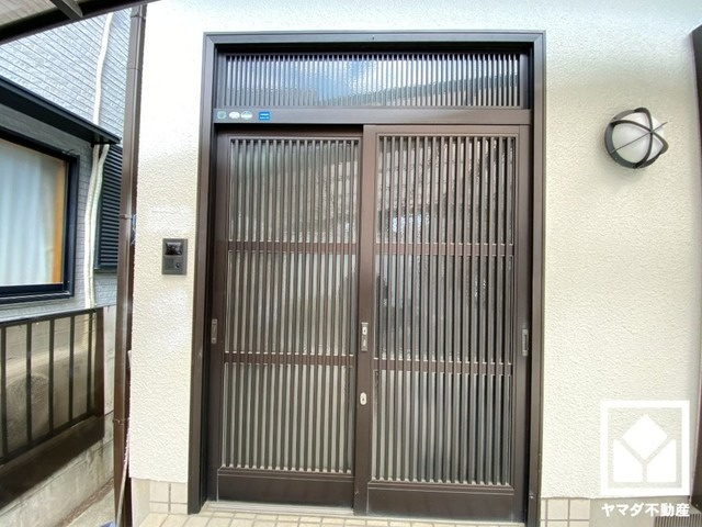 西宮市六軒町の玄関|格子戸や欄間の窓から光が差し込み、外出時にも帰宅時にも、明るい気持ちになれる玄関です。