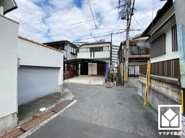 西宮市六軒町の前面道路含む現地写真|前面はT字道路で抜けており、開放感があります。風通しが良く、南向きで陽当たりも良い立地です。