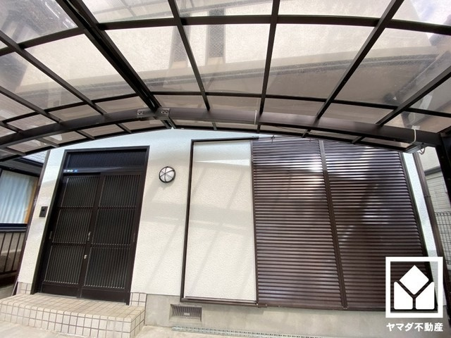 西宮市六軒町の玄関|「関西スーパー大社店」まで徒歩7分、「ドラッグセガミ大社店」まで徒歩7分、「ファミリーマート甲陽園駅前」まで徒歩14分など、お買い物施設が徒歩圏内に複数あり便利な住環境です。