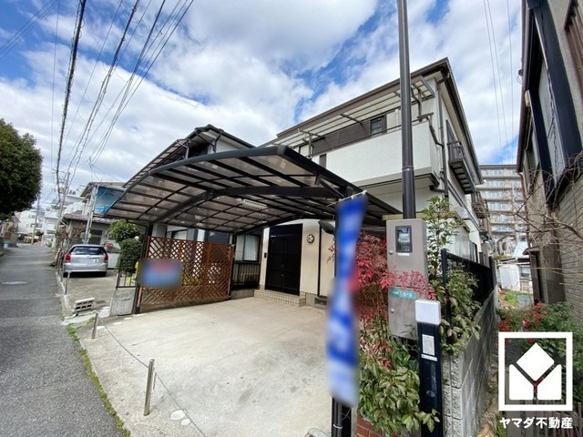 西宮市六軒町の外観|南西向きバルコニーで陽当たり、風通し良好。たっぷりの洗濯物も気持ちよく乾きます。屋根付きなので急な雨の日も安心ですね。