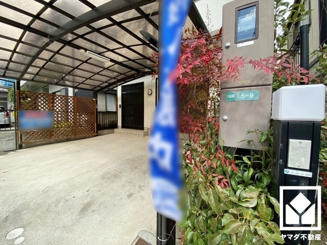 西宮市六軒町の外観|キッチンは空間を有効活用できる壁付けタイプ。