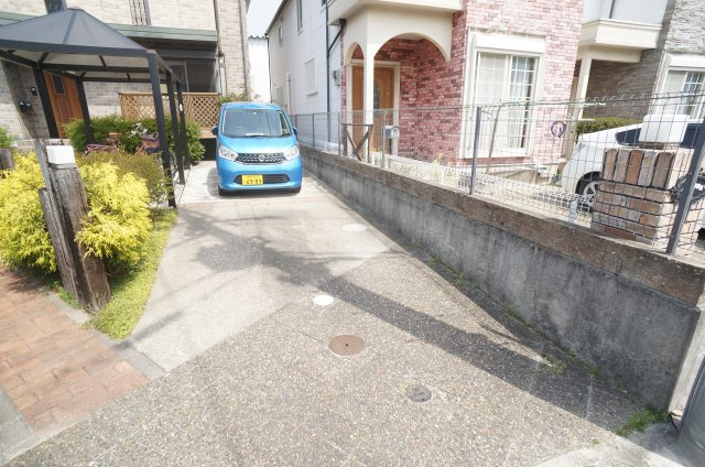 レイク・ビュー鴻池の駐車場|参考、同建物・反転間取りの号室
