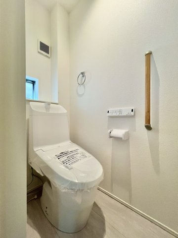 葵西6期1棟 1号棟のトイレ|トイレは1・2階に設置されており、便利な手すり付きです。
