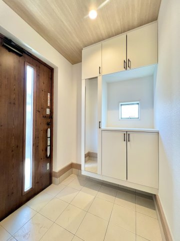 葵西6期1棟 1号棟の玄関|シンプルでお洒落なデザイン。大容量のシューズBOXは収納に困りません！
