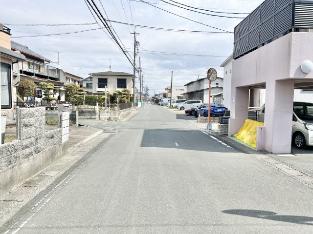 葵西6期1棟 1号棟の前面道路含む現地写真|前面道路は交通量少ない為、駐車も安心ですね。