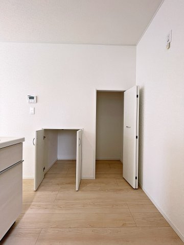 新築戸建・新築建売　南相馬市原町区高見町第2　原町第一小・原町第二中の収納|キッチン横の収納は食品や日用品などの収納に便利です！