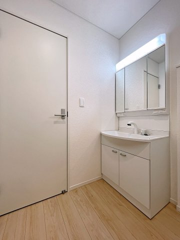 新築戸建・新築建売　南相馬市原町区高見町第2　原町第一小・原町第二中の独立洗面台|三面鏡洗面台で朝の身支度もしやすく収納力も◎洗面台に物を置かずすっきり清潔に保つことができます！