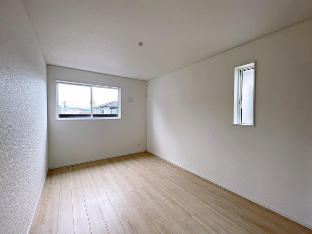 新築戸建・新築建売　南相馬市原町区高見町第2　原町第一小・原町第二中の洋室|6.7帖の洋室は自然光が長時間入る2面採光で明るく気持ちの良いプライベート空間です！