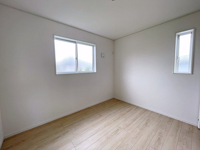 新築戸建・新築建売　南相馬市原町区高見町第2　原町第一小・原町第二中の洋室|5.2帖の洋室はコンパクトなので空調効率が高く過ごしやすいプライベートルーム！