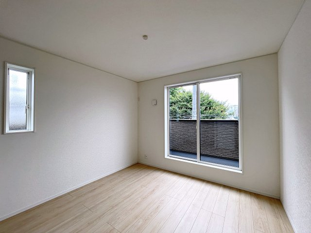 新築戸建・新築建売　南相馬市原町区高見町第2　原町第一小・原町第二中の洋室|6.6帖の洋室はバルコニーに面しており大きな窓から日差しが入るので気持ちの良いプライベート空間です！