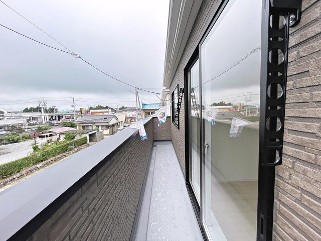 新築戸建・新築建売　南相馬市原町区高見町第2　原町第一小・原町第二中のバルコニー|西側に面したワイドバルコニーは、広々としておりお洗濯物干しもしやすいです！