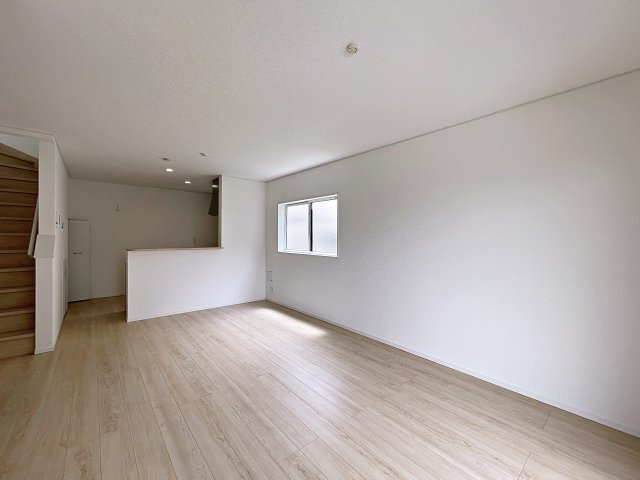 新築戸建・新築建売　南相馬市原町区高見町第2　原町第一小・原町第二中の居間・リビング|太陽の日差しが気持ちの良いリビングは広々としているので家具を設置してもゆとりがあります！