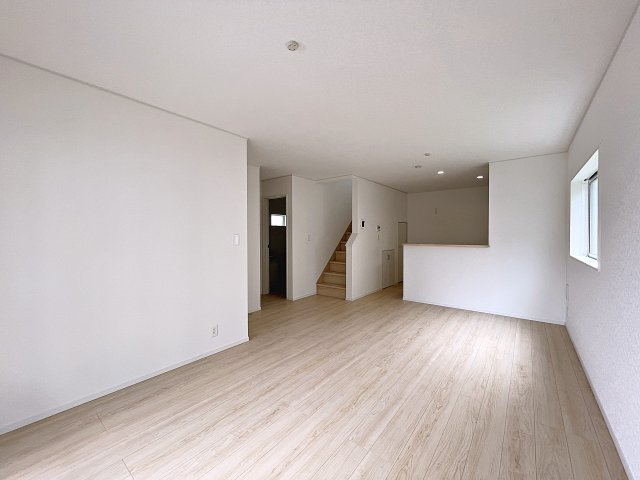 新築戸建・新築建売　南相馬市原町区高見町第2　原町第一小・原町第二中の居間・リビング|コミュニケーションが自然と増えるリビング階段！ご家族の楽しい会話が増えそうです！