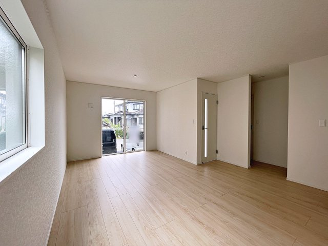 新築戸建・新築建売　南相馬市原町区高見町第2　原町第一小・原町第二中の居間・リビング|広々としたリビングは家族が集うくつろぎの空間です！