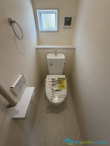 厚木市鳶尾2丁目　新築戸建　全2棟1号棟のトイレ