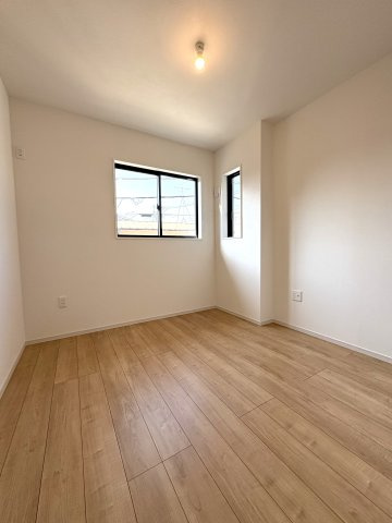 Sunny Family Residence — 鵠沼藤が谷の邸宅の洋室