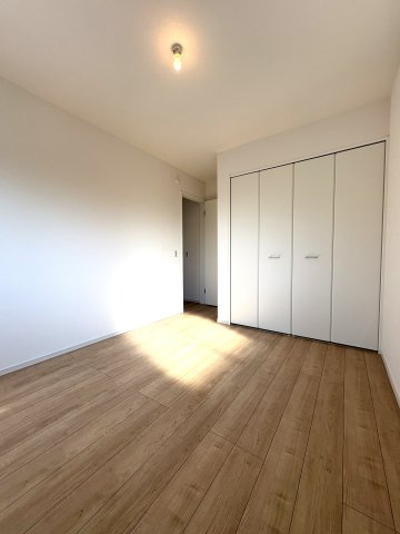 Sunny Family Residence — 鵠沼藤が谷の邸宅の洋室