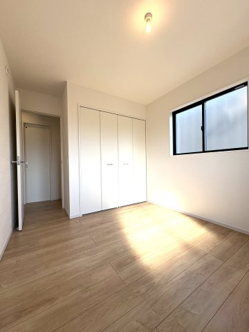 Sunny Family Residence — 鵠沼藤が谷の邸宅の洋室