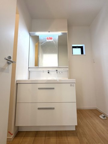 Sunny Family Residence — 鵠沼藤が谷の邸宅の独立洗面台