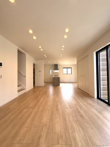 Sunny Family Residence — 鵠沼藤が谷の邸宅の居間・リビング