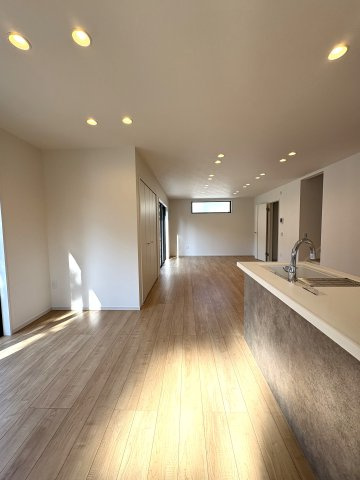 Sunny Family Residence — 鵠沼藤が谷の邸宅の居間・リビング