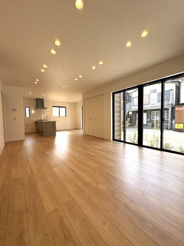 Sunny Family Residence — 鵠沼藤が谷の邸宅の居間・リビング