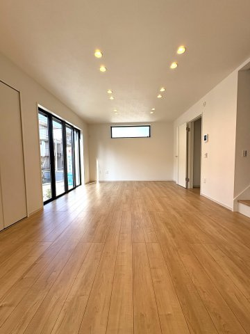 Sunny Family Residence — 鵠沼藤が谷の邸宅の居間・リビング