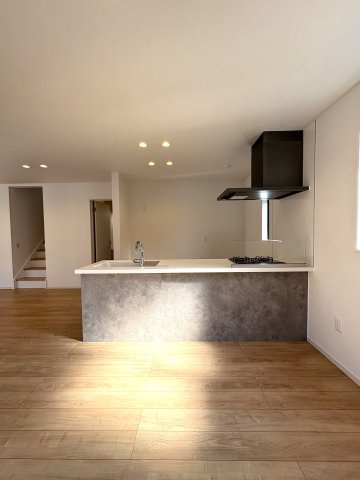 Sunny Family Residence — 鵠沼藤が谷の邸宅の居間・リビング